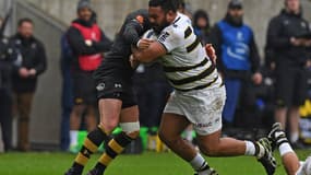 Uini Atonio charge un adversaire anglais