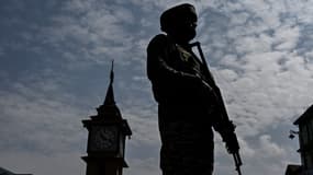 Un soldat paramilitaire indien monte la garde dans une rue de Srinagar, en Inde le 4 mai 2025. Photo d'illustration.