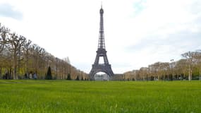 La pelouse du Champ de Mars devant la Tour Eiffel, en avril 2010.