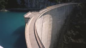 Le barrage EDF de Sainte-Croix, dans la vallée de la Durance, le 22 août 2000