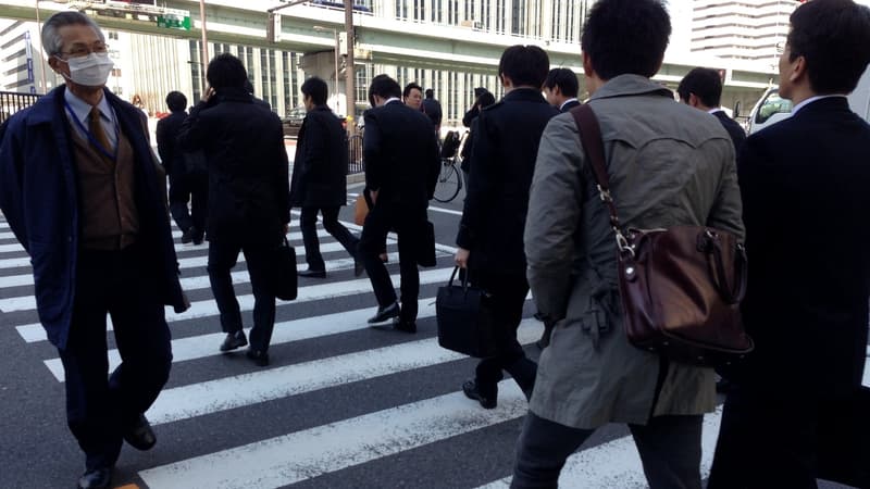 Au Japon le travail tue, à tel point que le gouvernement et les entreprises tentent d'alléger les journées des salariés. 