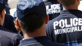 Des policiers municipaux niçois assistent à une cérémonie en l'honneur des services de sécurité, en juin 2011