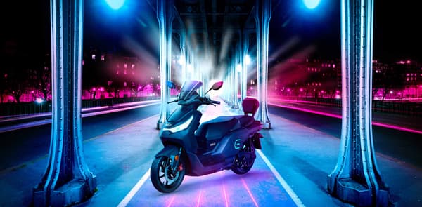 Le scooter Red Electric Le scooter Red Electric