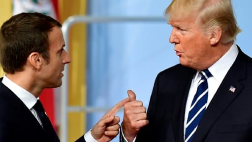 Emmanuel Macron et Donald Trump parlent après la photo de groupe au G20 de Hambourg le 7 juillet 2017
