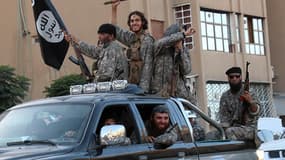 Des jihadistes de l'Etat islamique paradent dans leur fief de Raqqa, en Syrie, en juin 2014.