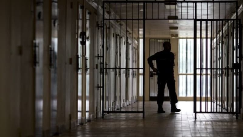 Un surveillant dans les couloirs de la prison de Bois d'Arcy, située dans les Yvelines, le 8 juillet 2014. (Photo d'illustration)- KENZO TRIBOUILLARD / AFP