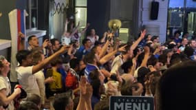 Des supporters lyonnais rassemblés au Belushi's, à Paris.