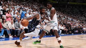 Kyrie Irving déborde Anthony Edwards lors du match Minnesota-Dallas (105-108, playoffs NBA), le 22 mai 2024
