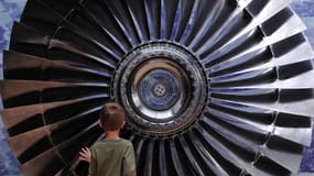 Rolls-Royce fabrique des moteurs pour l'aviation et la marine et emploie plus de 22.000 personnes au Royaume-Uni, ce qui en fait un des plus grands groupes manufacturiers du pays.