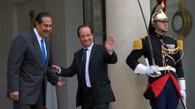 Le Premier ministre du Qatar Cheikh Hamad bin Jassim Al Thani sur le perron de l'Elysée après un entretien de plus d'une heure avec François Hollande. Le Qatar reste un partenaire incontournable de la France au Moyen-Orient, même si ses dirigeants n'auron