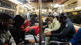 Les joueurs de Detroit dans le métro de New York pour se rendre à leur match contre Brooklyn, le 3 novembre 2024