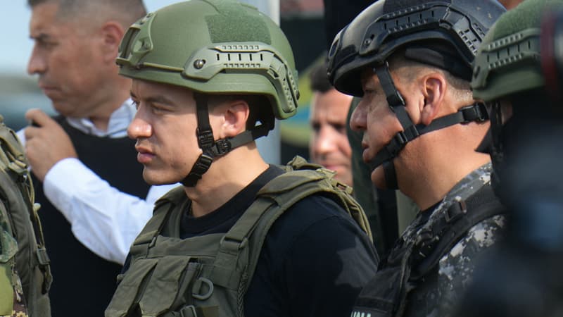 Le président équatorien Daniel Noboa porte un gilet pare-balles et un casque pour vérifier les résultats d'une opération policière et militaire dans le quartier Socio Vivienda à Guayaquil, Équateur, le 26 mars 2024.