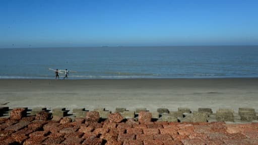 Des pêcheurs pakistanais le long de la côte de l'île de Kutubdia, à quelque 330 kms de Dhaka, le 20 novembre 2015