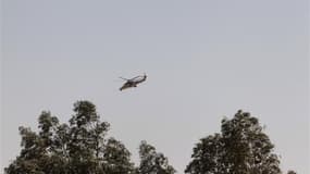 Hélicoptère algérien survolant In Amenas. Les responsables français ont prôné dimanche une fermeté implacable face au terrorisme et justifié l'attitude d'Alger dans le dénouement sanglant de la prise d'otages du site gazier d'In Amenas, au Sahara. /Photo