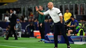 Arne Slot porte un brassard noir lors du match AC Milan-Liverpool (1-3) en hommage au supporter Philip Dooley décédé en marge du déplacement en Italie, le 17 septembre 2024