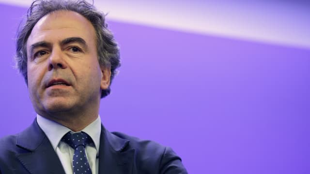 Luc Chatel estime que François Hollande est "impuissant".