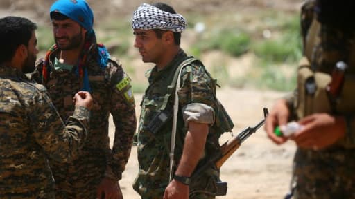 Des membres de la force kurdo-arabe soutenue par les Etats-Unis, le 11 juin 2017 dans un quartier de Raqa, fief du groupe Etat islamique (EI) en Syrie Des membres de la force kurdo-arabe soutenue par les Etats-Unis, le 11 juin 2017 dans un quartier de Raqa, fief du groupe Etat islamique (EI) en Syrie