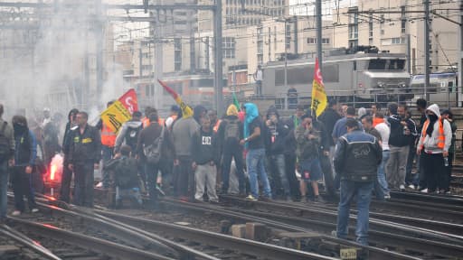 Des manifestants bloquaient la gare Montparnasse à Paris, mardi 17 juin.
