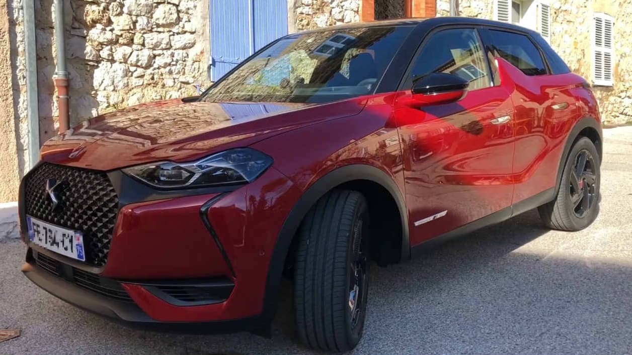Le DS3 Crossback se range dans la catégorie des SUV urbains. Son gabarit est celui d'une compact polyvalente :4,12 mètres de long, mais 1,79 mètre de large, pour asseoir l'identité SUV.