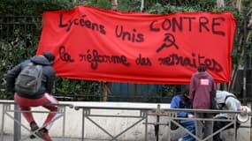 Bannière contre la réforme des retraites devant le lycée Victor Hugo à Marseille le 7 février 2023