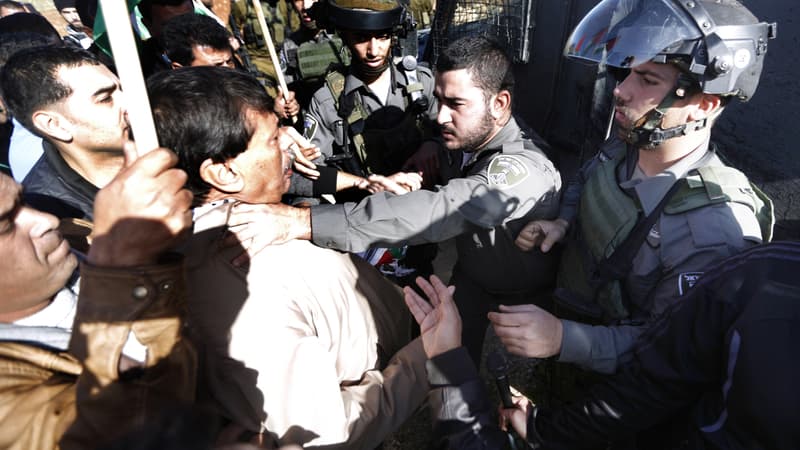 Ziad Abou Ein, empoigné par un soldat israélien, juste avant sa mort, lors d'une manifestation en Cisjordanie occupée.