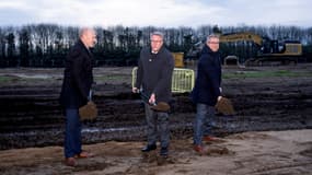 Le ministre danois de l'Industrie, des Affaires économiques et financières, Morten Boedskov (au centre), le maire de la municipalité de Haderslev, Mads Skau (à gauche), et le directeur de la société ukrainienne de technologie de défense Fire Point au Danemark, Vyacheslav Bondarchuk, donnent le premier coup de pioche à l'usine Fire Point de Vojens, dans le sud du Jutland, le 1er décembre 2025.