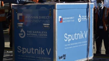 Des employés de l'aéroport de La Paz, Bolivie, réceptionnenent 20.000 doses du vaccin russe Spoutnik V, le 28 janvier 2021
El Alto