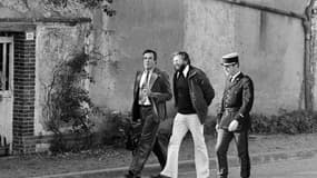 Des fonctionnaires assistent à la reconstitution policière de l'enlèvement du PDG de Phonogram Louis Hazan, le 15 janvier 1976 dans une villa de Tremblay-lès-Villages.