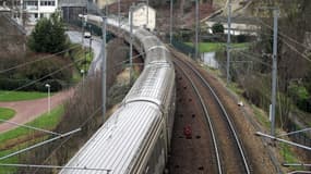 Un train quittant la gare de Caen en Normandie, le 21 janvier 2012.