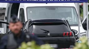 Une camionnette de prison criblée de balles est photographiée sur le site d'une attaque à la bélier qui a eu lieu en fin de matinée contre un péage routier à Incarville, dans l'Eure, dans le nord de la France, le 14 mai 2024.