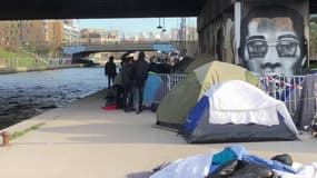 Migrants à Paris: le torchon brûle entre Anne Hidalgo et Gérard Collomb 