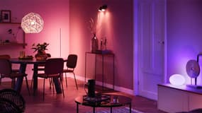 Les ampoules Philips Hue dans un salon.