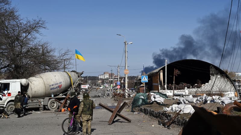 Des soldats ukrainiens à Irpin, au Nord de Kiev, le 12 mars 2022 