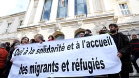 Des personnes rassemblées en soutien à Pierre-Alain Mannoni et Cédric Herrou, lors des premiers jours du procès en novembre 2016, à Nice. 