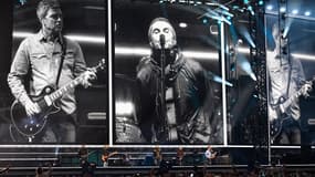 Le groupe Oasis, avec les frères Noel et Liam Gallagher, lors du premier concert de leur tournée au Principality Stadium de Cardiff, 4 juillet 2025