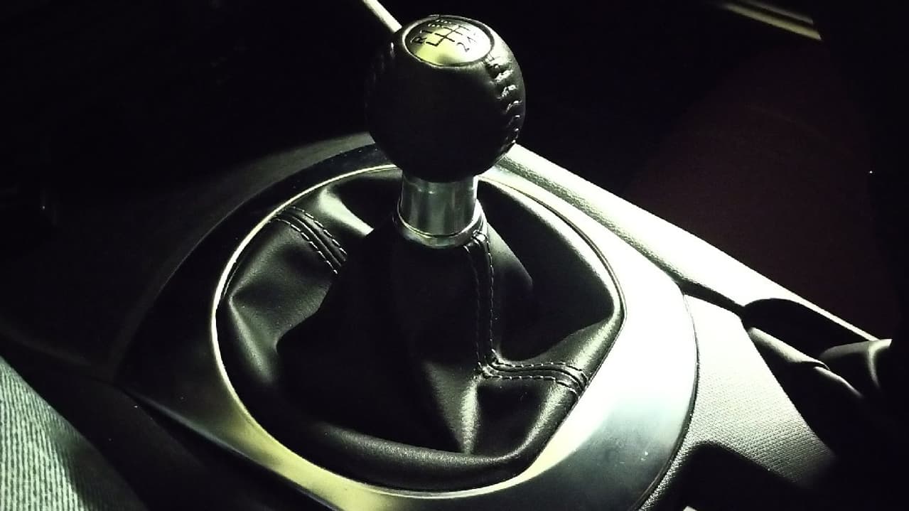 La Mazda MX-5 est équipée d'une boite manuelle, parfaite pour les petites routes sinueuses.