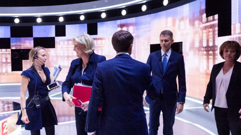 Marine Le Pen, les journalistes Christophe Jakubyszyn et Nathalie Saint-Cricq, Emmanuel Macron arrivent sur le plateau du débat télévision de l'entre-deux tours, à la Plaine-Saint-Denis (nord de Paris), le 3 mai 2017.
