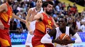 Dennis Schroder, ici à la lutte avec Sergio Llul, a manqué le lancer-franc qui aurait permis à l'Allemagne de disputer la prolongation