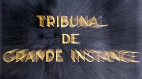 Une plaque devant l'entrée d'un tribunal de grande instance. (Illustration)