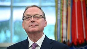 Le directeur du Conseil économique national, Kevin Hassett, regarde le président américain Donald Trump signer des décrets dans le bureau ovale de la Maison Blanche à Washington, DC, le 5 septembre 2025.