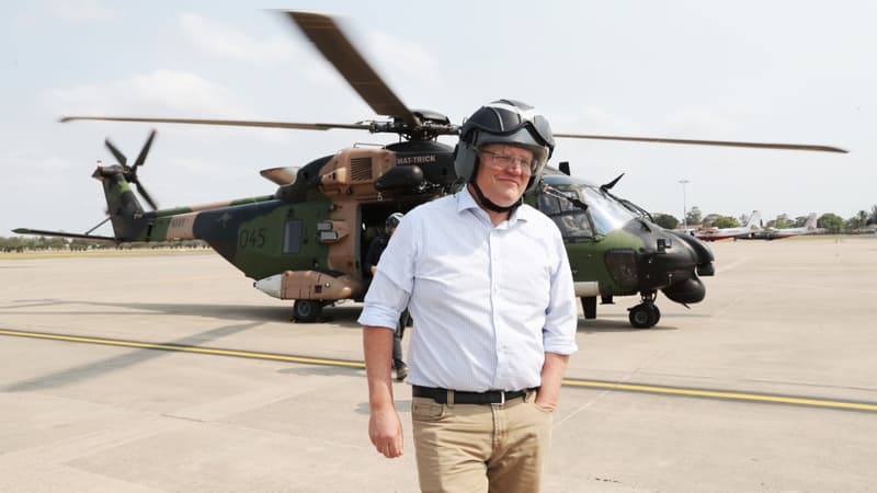 Le Premier ministre australien Scott Morrison descendant d'un vol au dessus de feux de brousse avec les forces de l'armée, le 23 décembre 2019