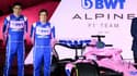 La nouvelle monoplace Alpine "A522" avec ses pilotes Esteban Ocon (g) et Fernando Alonso, lors de sa présentation à Paris, le 21 février 2022, à deux jours des essais de pré-saison  