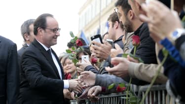 François Hollande accueilli par des sympathisants au siège du Parti socialiste rue de Solférino, le 14 mai 2017 à Paris.