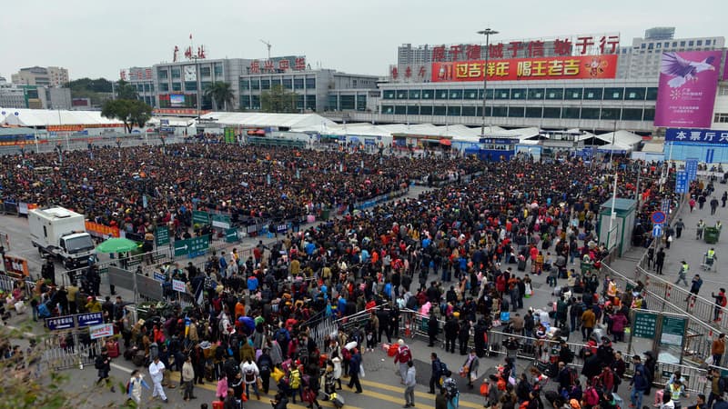 Une foule immense de voyageurs bloqués, devant la gare de Canton, le 2 février 2016.