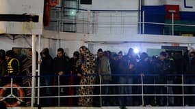 Des migrants, vraisemblablement syriens, arrivent en Italie à bord de l'Ezadeem.