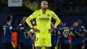 Le milieu de terrain français de Villareal, Etienne Capoue, après la défaite à domicile, 2-0 face à  Manchester United, lors de leur match de groupes de la Ligue des Champions, le 23 novembre 2021
