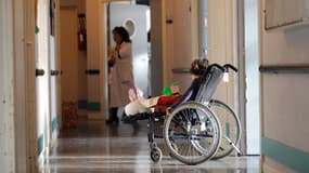 Un enfant malade à l'hôpital de Garches, en décembre 2010.