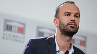 Manuel Bompard (LFI) lors d'une conférence de presse de la Nupes sur les "super-profits" à l'Assemblée nationale française, à Paris le 21 septembre 2022