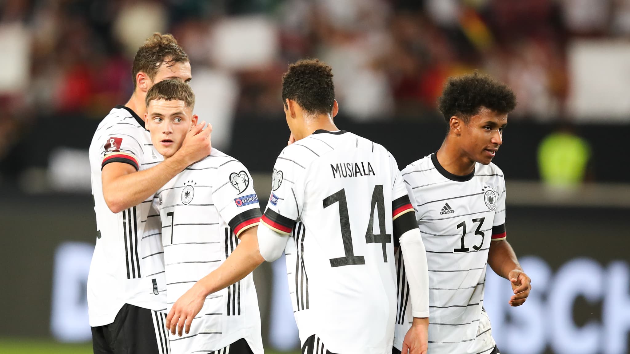 Leon Goretzka (à gauche) prend Florian Wirtz dans ses bras en équipe d'Allemagne