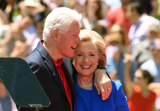 La candidate démocrate à la Maison Blanche Hillary Clinton le 13 juin 2015 à New York, avec son mari Bill Clinton